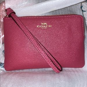 NEW LOW PRICE!! Nwt Coach Corner Zip Wristlet